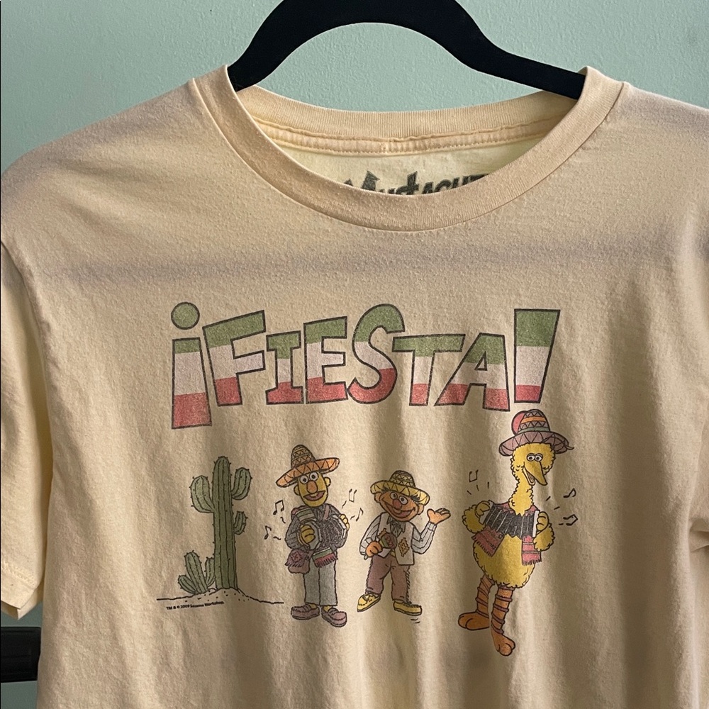 Sesame Street Fiesta Yellow Graphic T-Shirt size Large (Adult)